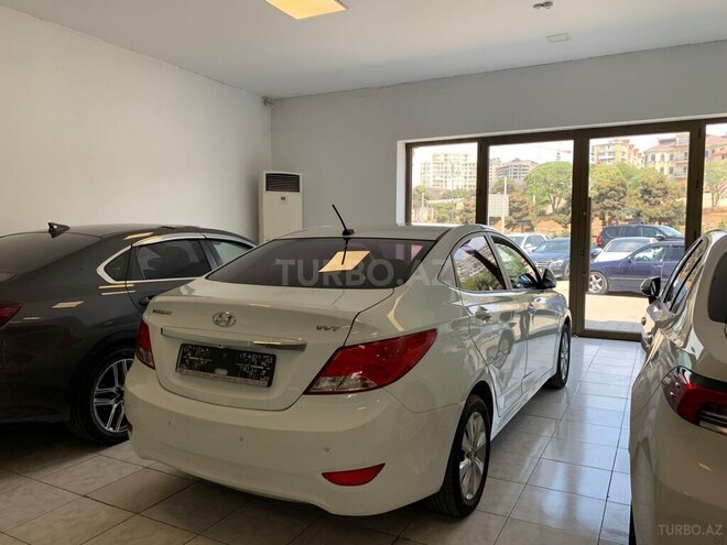 Hyundai Accent-4
