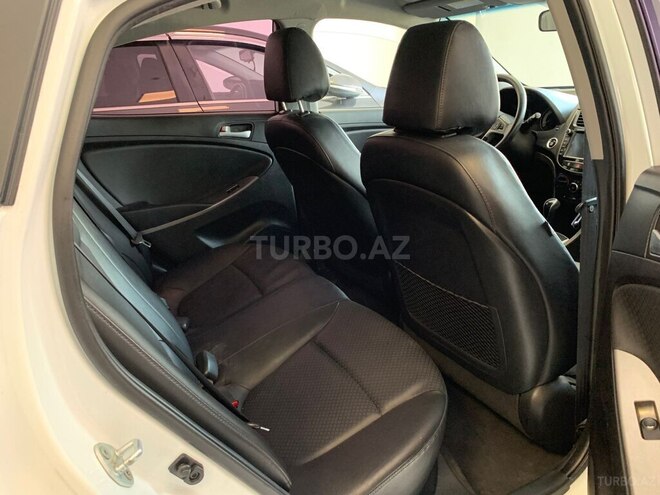 Hyundai Accent-12