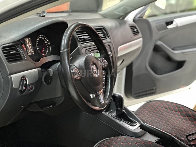 Volkswagen Jetta-13