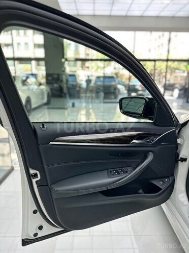 BMW 530e-12
