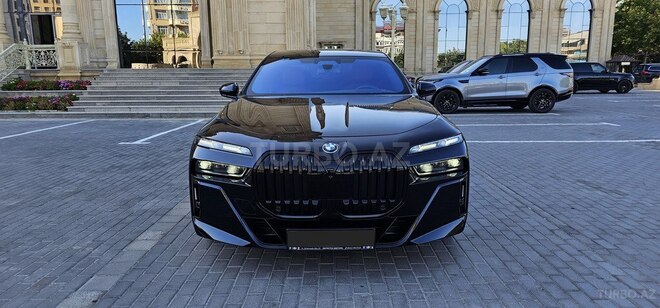 BMW i7-1