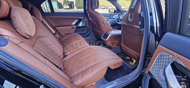 BMW i7-17