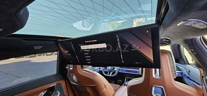 BMW i7-19