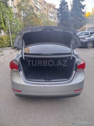 Hyundai Elantra-9