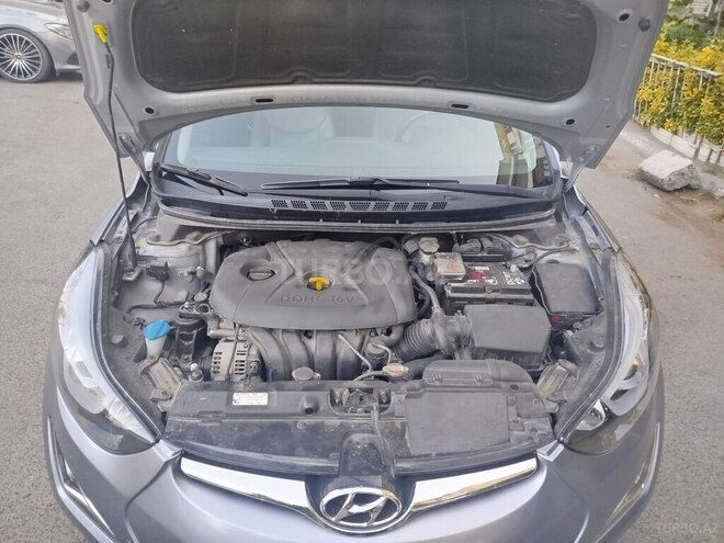 Hyundai Elantra-12