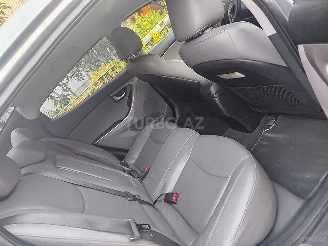 Hyundai Elantra-11