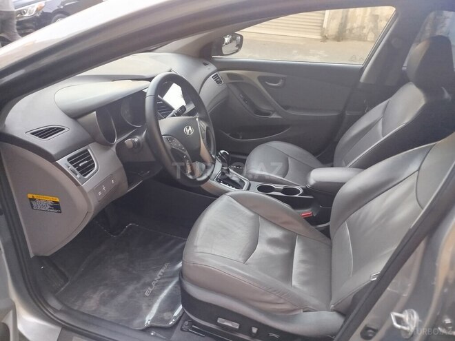 Hyundai Elantra-13