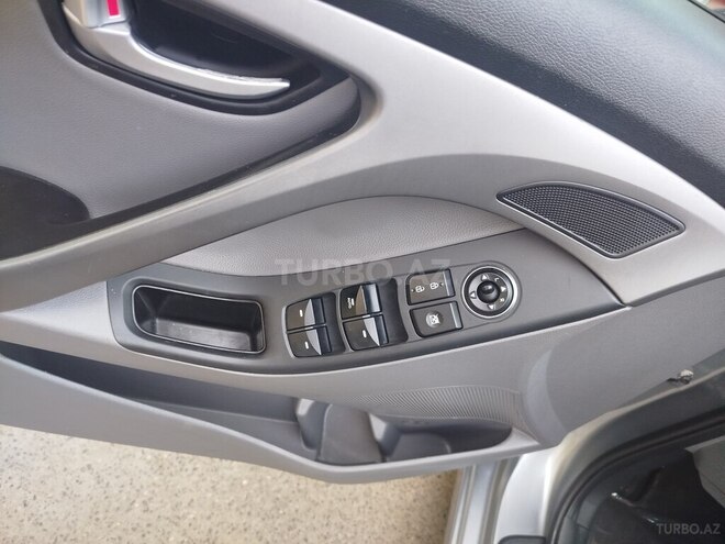Hyundai Elantra-15