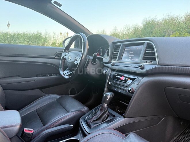 Hyundai Elantra-16