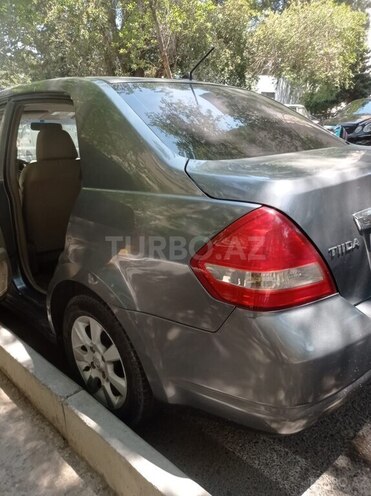 Nissan Tiida-4