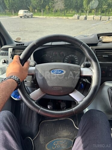 Ford Transit-12