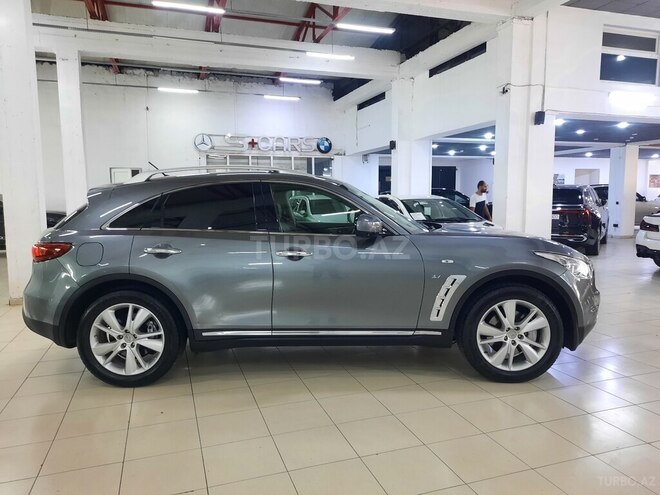 Infiniti QX70-4