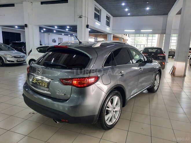 Infiniti QX70-6