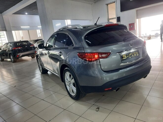 Infiniti QX70-8