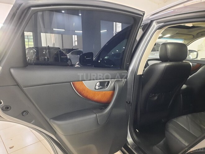 Infiniti QX70-10