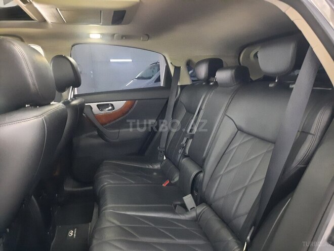 Infiniti QX70-11
