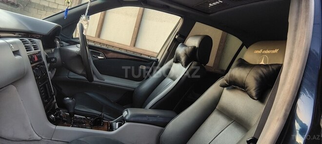 Mercedes E 280-11