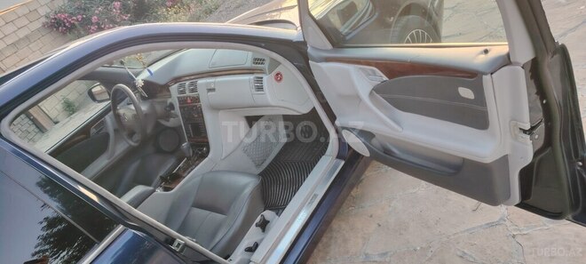 Mercedes E 280-9