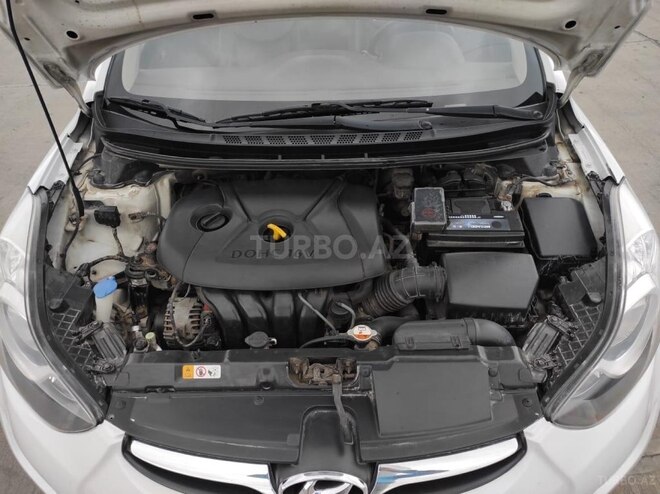 Hyundai Elantra-13