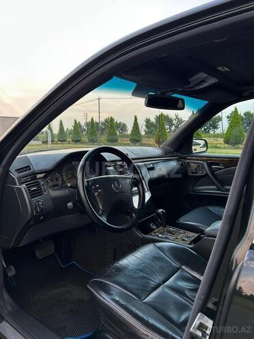 Mercedes E 320 2001, 283,000 km - 3.2 l - Sumqayıt