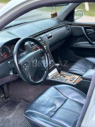 Mercedes E 240 2000, 295,603 km - 2.4 l - Bakı