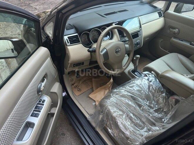 Nissan Tiida-12