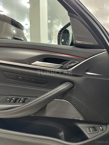 BMW 530e-12