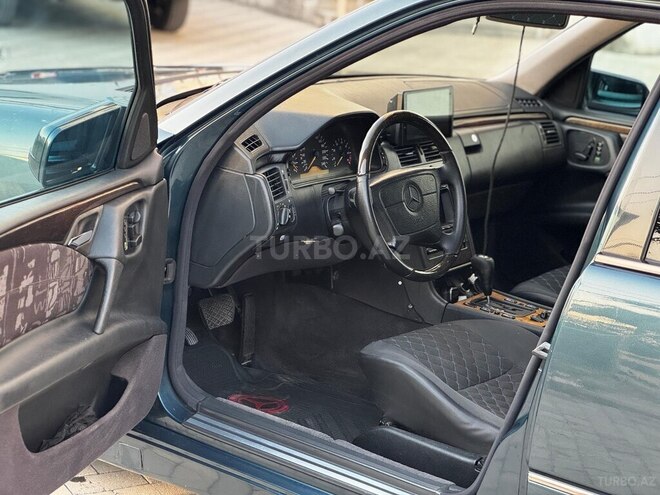 Mercedes E 240 1998, 390,000 km - 2.4 l - Astara
