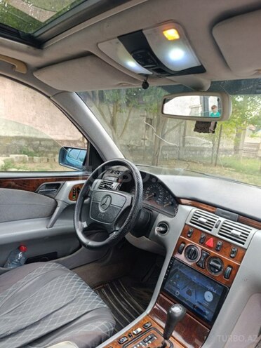 Mercedes E 240 1998, 485,500 km - 2.4 l - Salyan