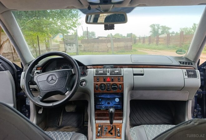 Mercedes E 240 1998, 485,500 km - 2.4 l - Salyan