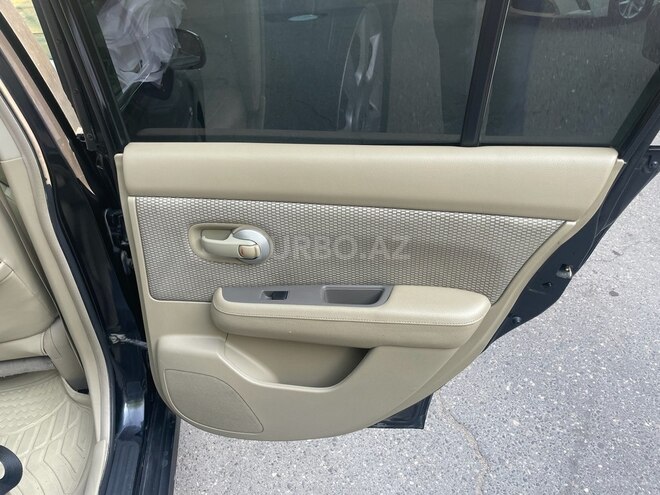 Nissan Tiida-10