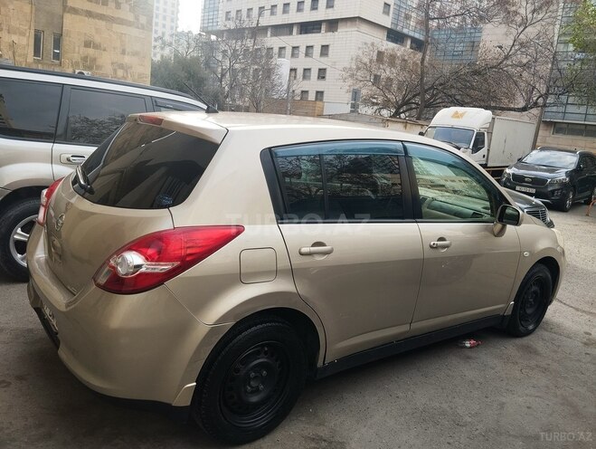 Nissan Tiida-15