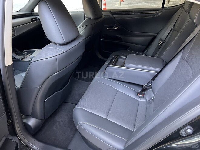 Lexus ES 300h-11