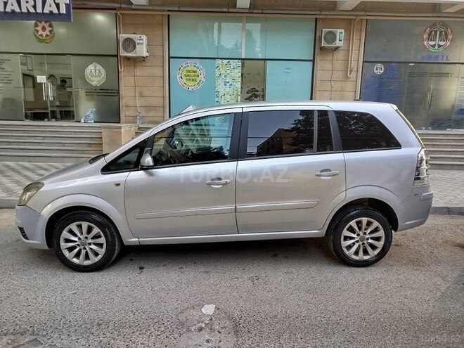 Opel Zafira-5