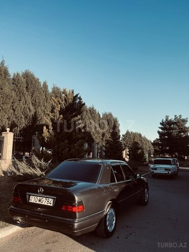Mercedes E 220 1993, 350,000 km - 2.2 л - Göygöl