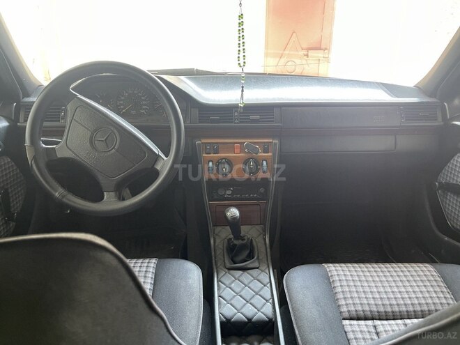 Mercedes E 220 1993, 350,000 km - 2.2 л - Göygöl