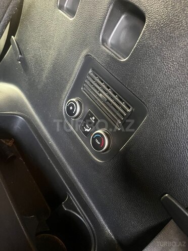 Hyundai Grand Santa Fe-16