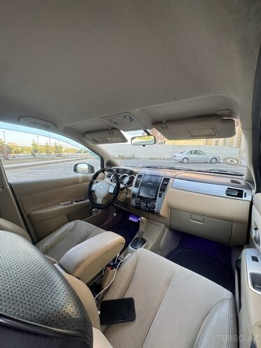 Nissan Tiida-13