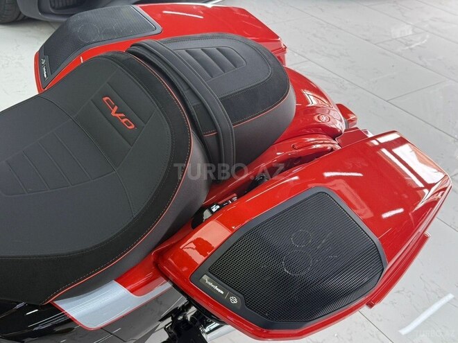 Harley-Davidson CVO Road Glide-11