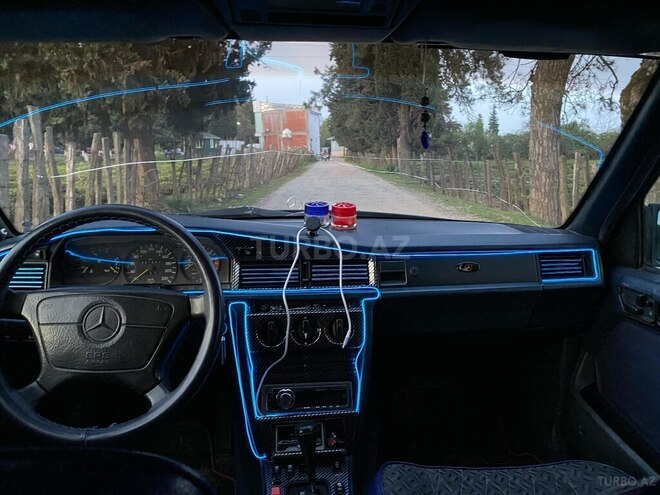Mercedes 190 1993, 484,000 km - 2.0 l - Astara