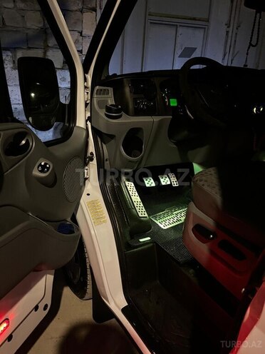 Ford Transit-17