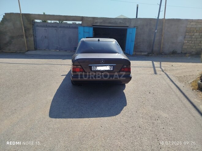 Mercedes E 220 1994, 166,100 km - 2.2 l - Bakı