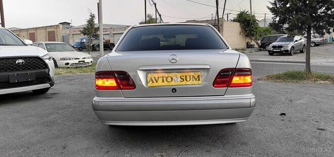 Mercedes E 220 d 2000, 223,000 km - 2.2 л - Sumqayıt