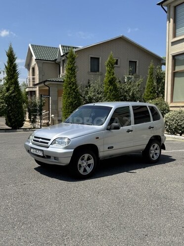Chevrolet Niva 2008, 350,000 km - 1.7 л - Quba