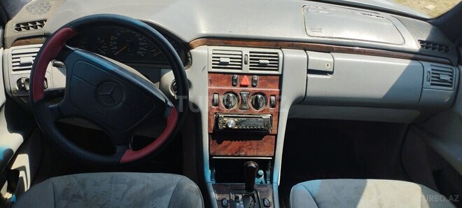 Mercedes E 230 1999, 1,000 km - 2.3 l - Masallı