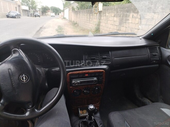 Opel Vectra 1998, 318,000 km - 1.8 l - Quba