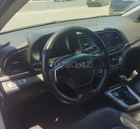 Hyundai Elantra-16