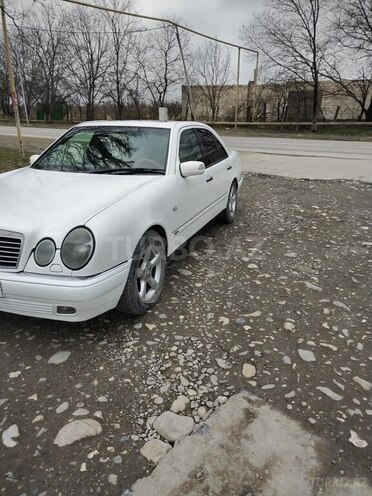 Mercedes E 230 1997, 350,000 km - 2.3 l - Quba