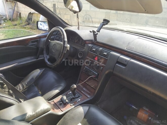 Mercedes E 220 d 1997, 121,100 km - 2.2 l - Ucar