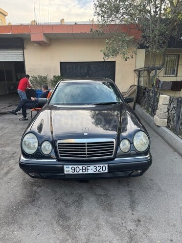 Mercedes E 320-1